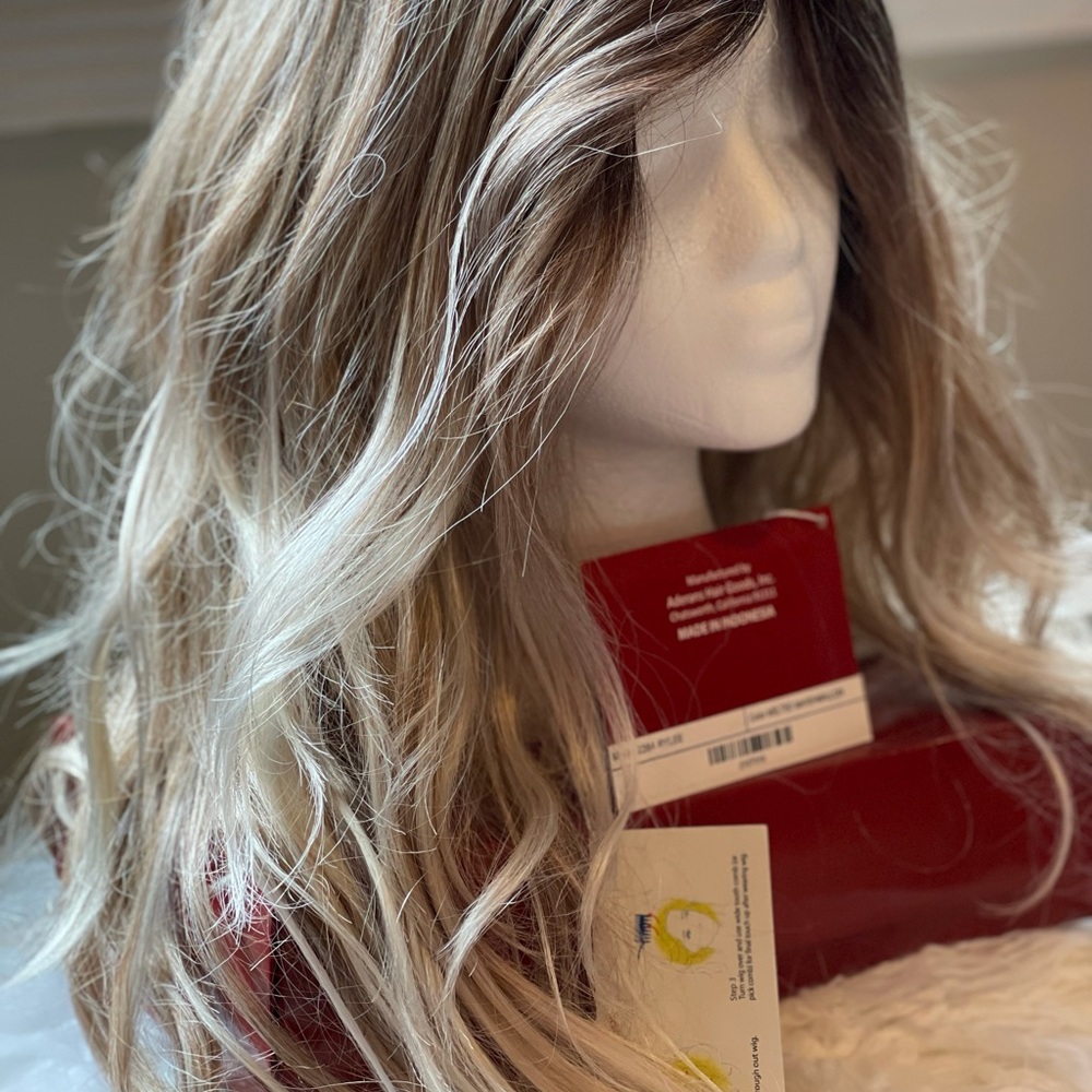 Rene of Paris Rylee lace front Wig-Synthetic in Melted Marshmallow. NEVER WORN